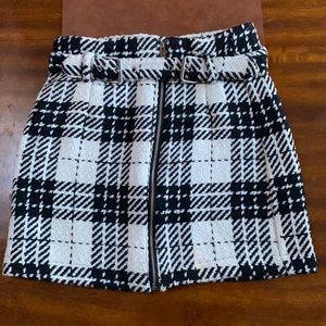 Black and white tweed skirt. Perfect for fall and winter. Size small.